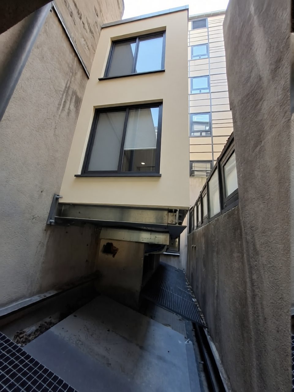 Façade sur cour du 6 rue d'Amsterdam après rénovation, image produite sur la photo de la visite