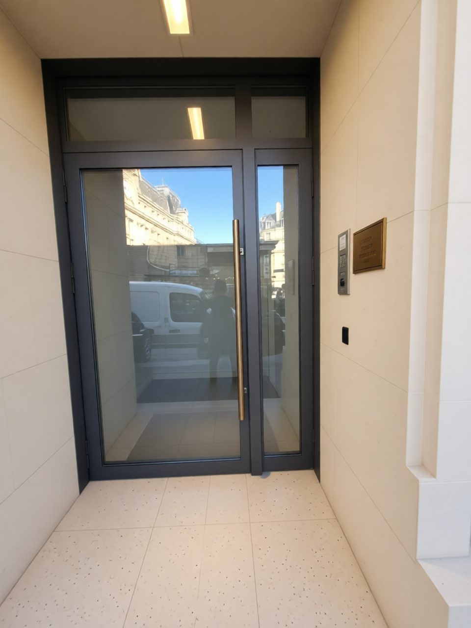 Entrée rénovée, porte acier et verre, pierre nettoyée