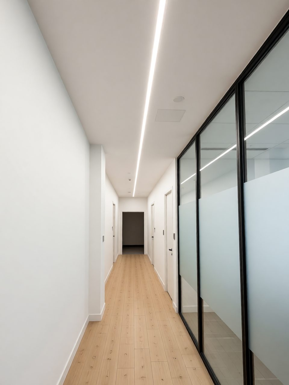Le même plateau aménagé en bureaux, cloison vitrée, parquet